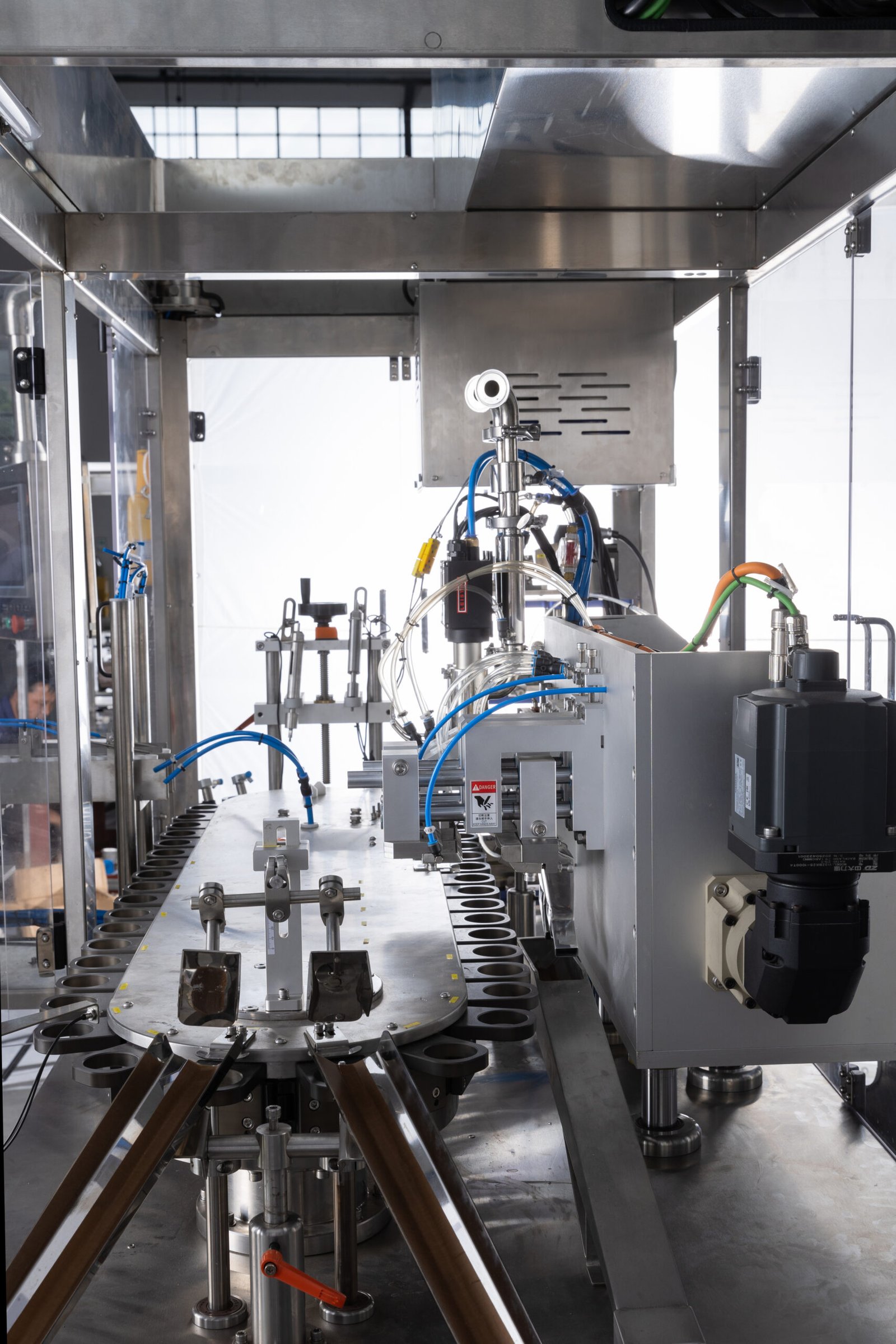 Rotary indexing table and pet drops filling station