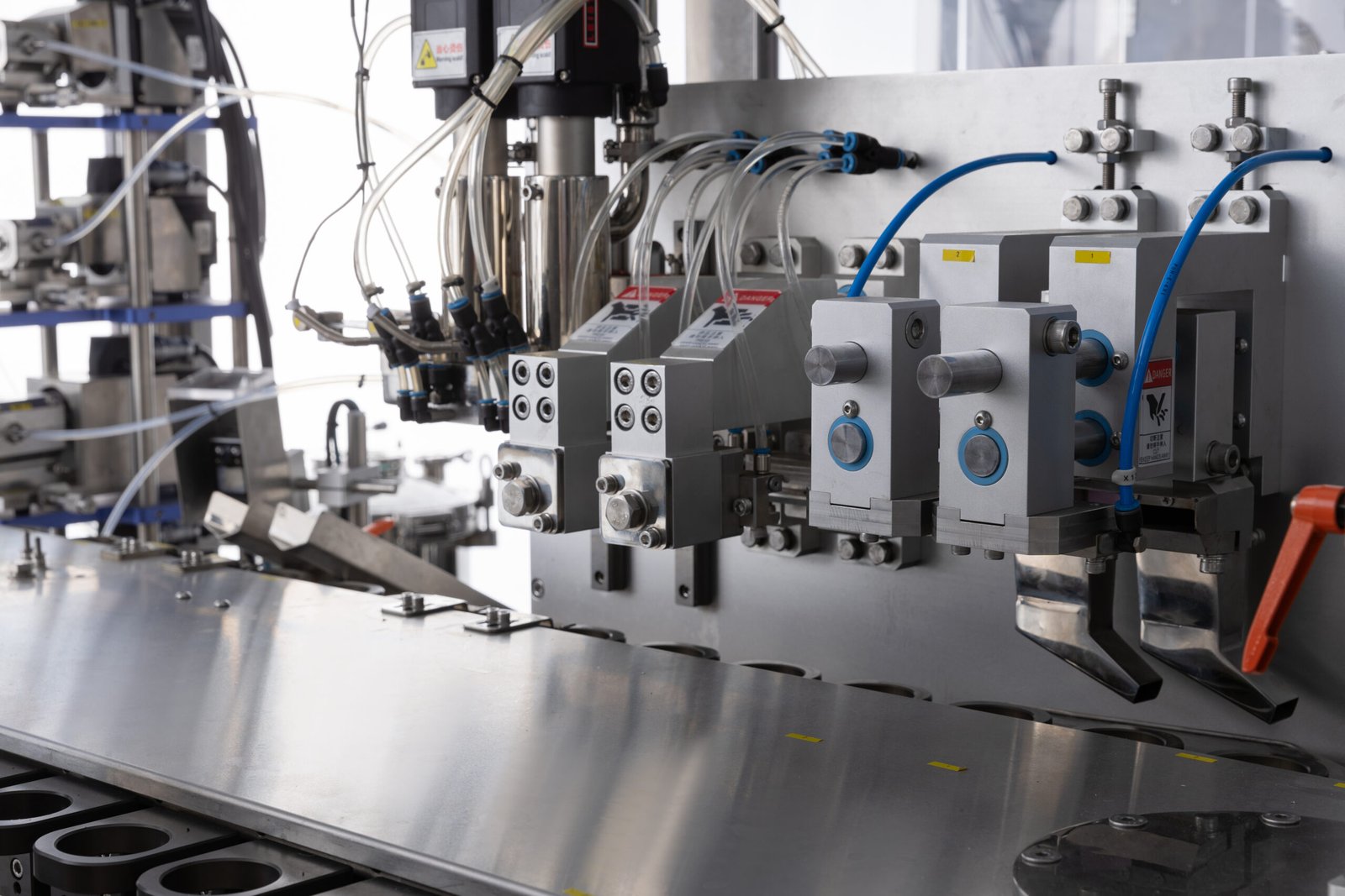 High-resolution pet drops filling heads prepared for formulation and package validation