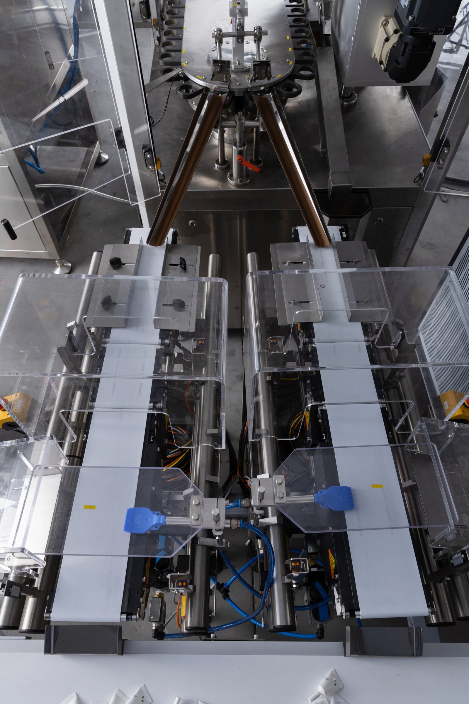 Dual-lane pet drops discharge conveyor system