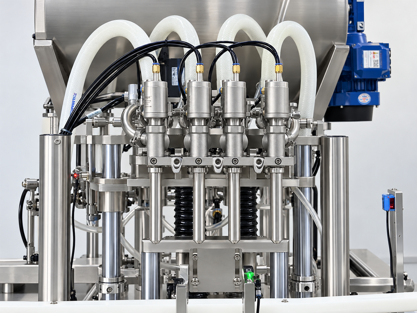 Bright sanitary four-head servo piston filling station with lifting nozzle mechanism