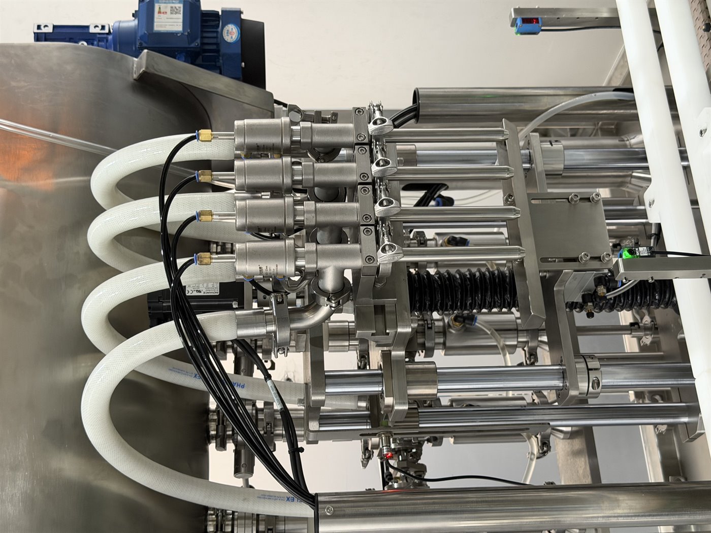 Four independent filling heads and lifting nozzle mechanism