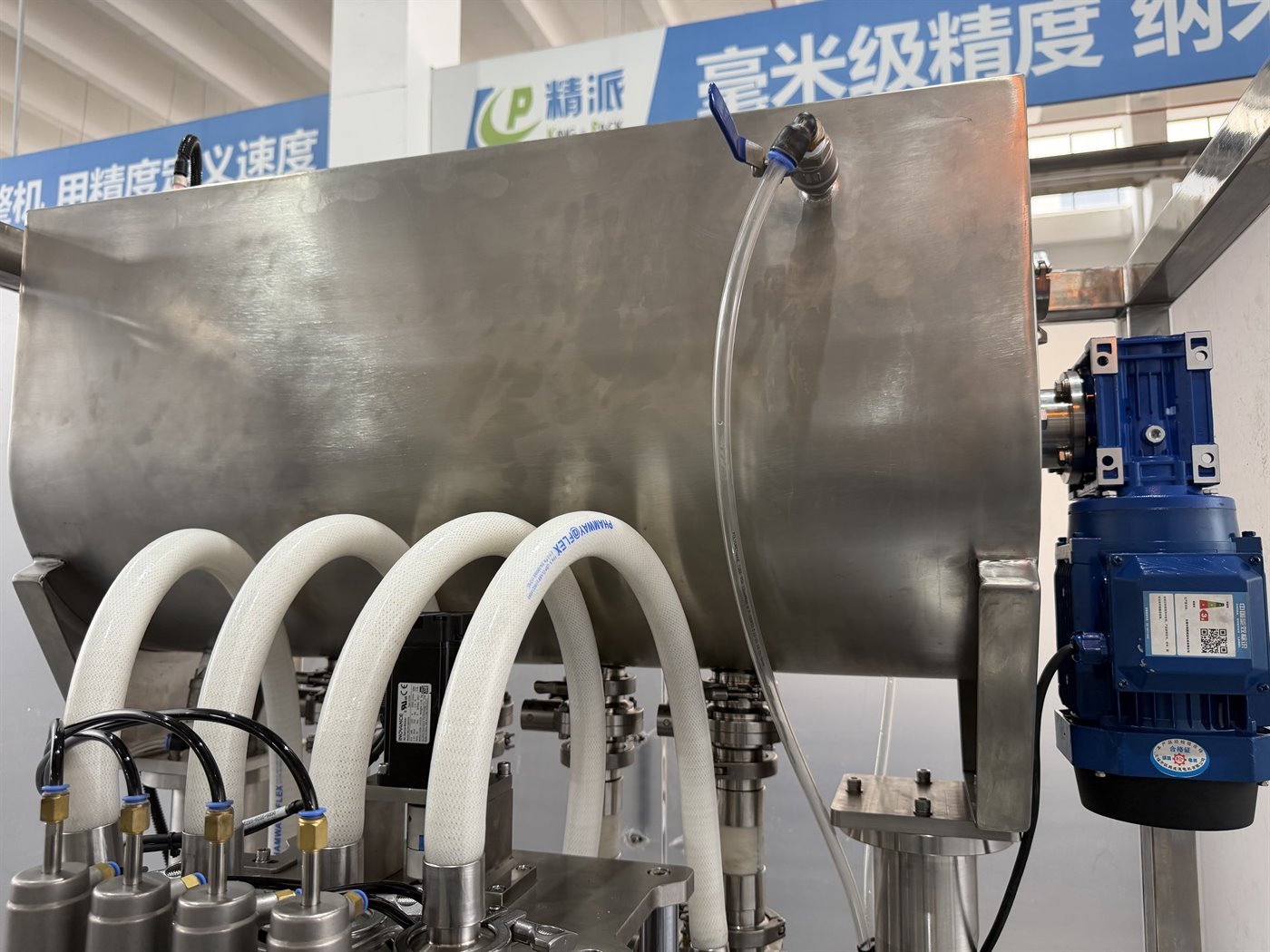 Heated stainless hopper and insulated product hoses on the filling machine